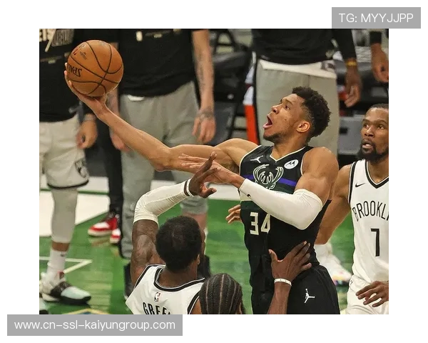 字母哥比赛后竟主动帮清理场地，被赞谦逊