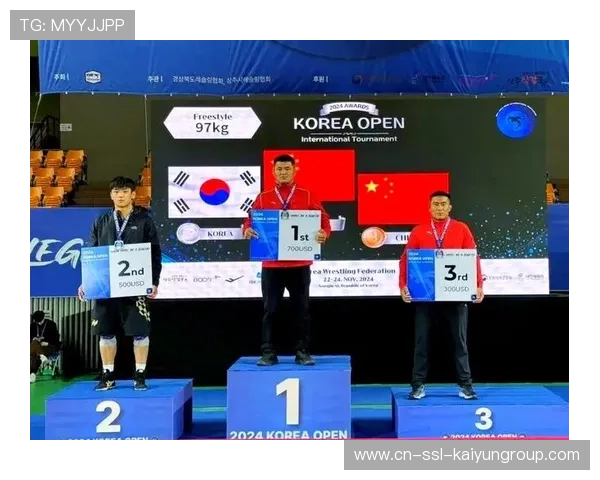 韩国摔跤运动员在国际比赛中捧得金牌，韩国传统摔跤比赛